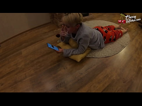 ❤️ Šialená blondínka fajčí obrovský penis a skáče na ňom - análny sex ❌ Šukanie video na nás